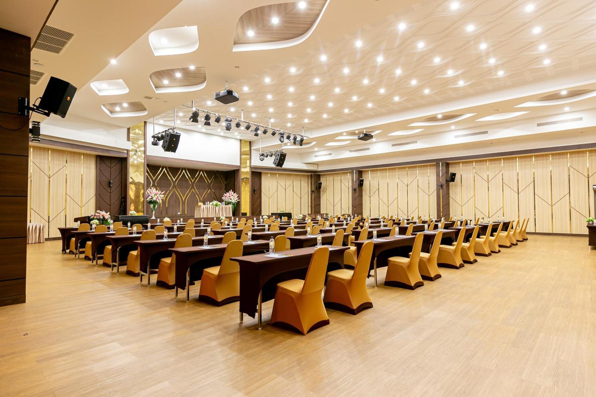 Grand Ratchapruek Hotel Pak Kret Esterno foto